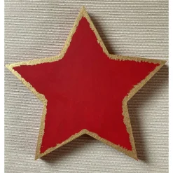 Festlicher Holzstern, winterlicher Baum und Himmel, bemalter und verzierter Holzstern