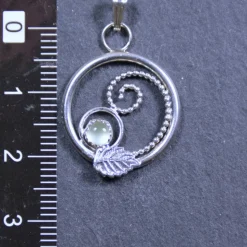 Filigran-Anhänger aus 925 Sterling Silber mit Blatt und Prehnit - handgemacht