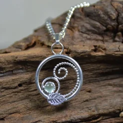 Filigran-Anhänger aus 925 Sterling Silber mit Blatt und Prehnit - handgemacht