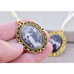 Filigranes Memorial für Brautstrauß – Dein Erinnerungs-Accessoire mit Foto & Text zur Hochzeit