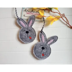 Filz Hasen Anhänger Osterdeko gestickt, Osterhase Ostern Geschenk, Frühlingsdeko Landhausstil