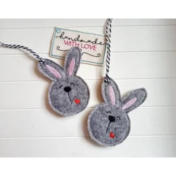 Filz Hasen Anhänger Osterdeko gestickt, Osterhase Ostern Geschenk, Frühlingsdeko Landhausstil