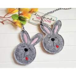 Filz Hasen Anhänger Osterdeko gestickt, Osterhase Ostern Geschenk, Frühlingsdeko Landhausstil