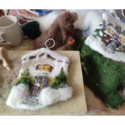 Filzhaus,  Weihnachtsdeko, handgefilzt
