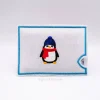 Filzhülle bestickt, weiß für Geschenke mit Pinguin