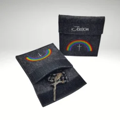 Filztäschchen Rosenkranz NAME REGENBOGEN Kreuz personalisierbar Rosenkranztasche Wollfilz