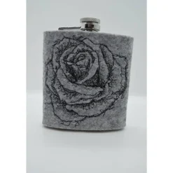 Flachmann aus Edelstahl mit bestickter Filzhülle