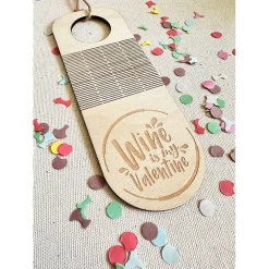 Flaschenanhänger aus Holz "Wine is my Valentine" I Flaschendekoration, flexibler Anhänger Miniflaschen