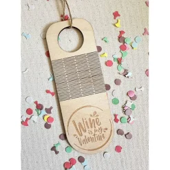 Flaschenanhänger aus Holz "Wine is my Valentine" I Flaschendekoration, flexibler Anhänger Miniflaschen