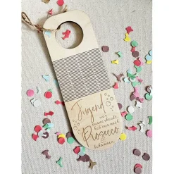 Flaschenanhänger aus Holz "Jugend war ausverkauft" I Flaschendekoration, flexibler Anhänger Miniflasche