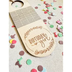 Flaschenanhänger aus Holz "Birthday Girl" I Flaschendekoration, flexibler Anhänger Miniflasche
