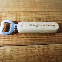 Flaschenöffner personalisiert – Bieröffner aus Buchenholz mit Lasergravur