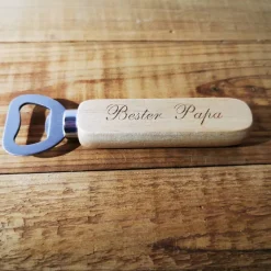 Flaschenöffner personalisiert – Bieröffner aus Buchenholz mit Lasergravur