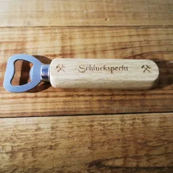 Flaschenöffner personalisiert – Bieröffner aus Buchenholz mit Lasergravur