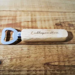 Flaschenöffner personalisiert – Bieröffner aus Buchenholz mit Lasergravur