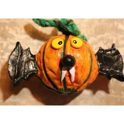 FLEDERKÜRBIS– Handgemachte Halloweendeko aus einer Kunststoffkugel und Modelliermasse für Deine Halloweenparty