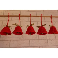 Fünf gehäkelte Glöckchen (rot-grün)