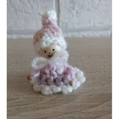 fünf gehäkelte Wichtel - rosa, weiß, blau, gelb