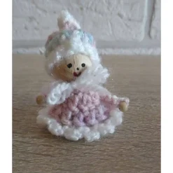 fünf gehäkelte Wichtel - rosa, weiß, blau, gelb