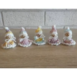 fünf gehäkelte Wichtel - rosa, weiß, blau, gelb