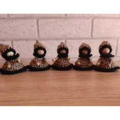 fünf gehäkelte Wichtel - silbergrau-orange-schwarz (7,5 cm x 5,5 cm)