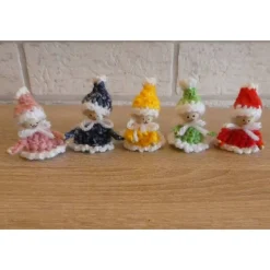 fünf gehäkelte Wichtel -mehrfarbig - rosa, blau, rot, grün, gelb - weiß