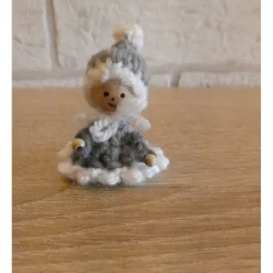 fünf gehäkelte Wichtel -mehrfarbig - grau-weiß-braun