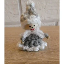 fünf gehäkelte Wichtel -mehrfarbig - grau-weiß-braun