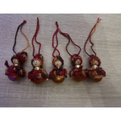 fünf kleine gehäkelte Wichtel mit Glasweihnachtsbaumkugel - Braun-, Orange-, Rottöne