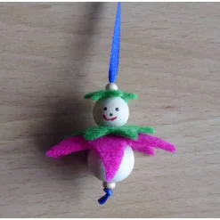 Fünf niedliche Blumenanhänger aus Holz und Filz pink/blau - dunkelgrün