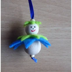 Fünf niedliche Blumenanhänger aus Holz und Filz pink/blau - hellgrün