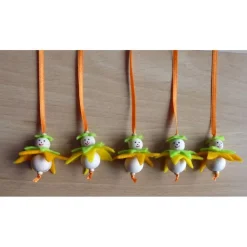 Fünf niedliche Blumenanhänger aus Holz und Filz hellgelb/dunkelgelb - hellgrün