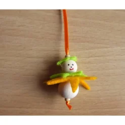 Fünf niedliche Blumenanhänger aus Holz und Filz hellgelb/dunkelgelb - hellgrün