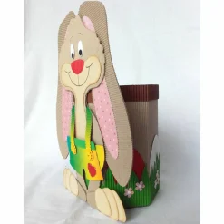 Frecher Osterhase mit Geschenkbox als Osterkörbchen oder Frühlingsdeko, Osternest, Häschen aus Wellpappe, Schlappohrhase