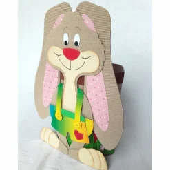 Frecher Osterhase mit Geschenkbox als Osterkörbchen oder Frühlingsdeko, Osternest, Häschen aus Wellpappe, Schlappohrhase