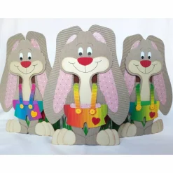 Frecher Osterhase mit Geschenkbox als Osterkörbchen oder Frühlingsdeko, Osternest, Häschen aus Wellpappe, Schlappohrhase