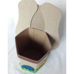 Frecher Osterhase mit Geschenkbox als Osterkörbchen oder Frühlingsdeko, Osternest, Häschen aus Wellpappe, Schlappohrhase