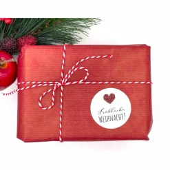 Fröhliche Weihnacht! mit Herz auf 12 Papieraufklebern in rot mit schwarz-weiß 4cm rund