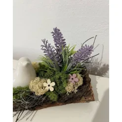 Frühlingsdeko auf Baumrinde Frühlingsgesteck Osterdeko mit einem Vogel