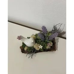 Frühlingsdeko auf Baumrinde Frühlingsgesteck Osterdeko mit einem Vogel