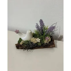 Frühlingsdeko auf Baumrinde Frühlingsgesteck Osterdeko mit einem Vogel