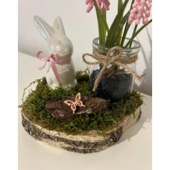 Frühlingsdeko auf einer Baumscheibe