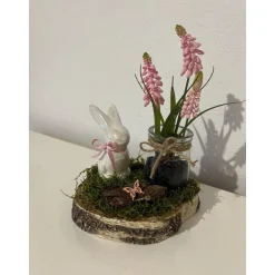 Frühlingsdeko auf einer Baumscheibe