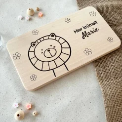 Frühstücksbrett personalisiert mit Namen  - Löwe & Blumen - personalisiertes Geschenk zur Taufe & zum 1. Geburtstag