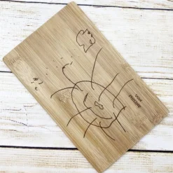 Frühstücksbrett, Zeichnung von deinem Kind verewigt, persönliche Wunschgravur, Kinderkunst als schönes Geschenk