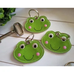 Frosch Schlüsselanhänger gestickt, grünes Kunstleder, Taschenbaumler, Rucksack Anhänger, Geschenk Mitbringsel