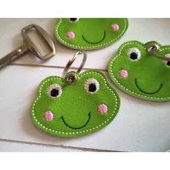 Frosch Schlüsselanhänger gestickt, grünes Kunstleder, Taschenbaumler, Rucksack Anhänger, Geschenk Mitbringsel