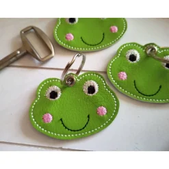 Frosch Schlüsselanhänger gestickt, grünes Kunstleder, Taschenbaumler, Rucksack Anhänger, Geschenk Mitbringsel