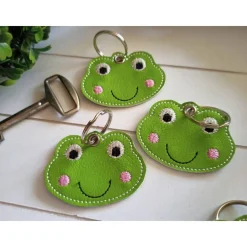 Frosch Schlüsselanhänger gestickt, grünes Kunstleder, Taschenbaumler, Rucksack Anhänger, Geschenk Mitbringsel