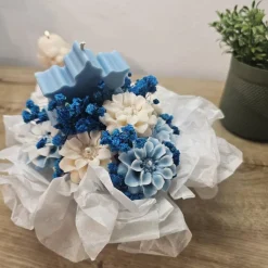 Frostzauber Kerzenblumenstrauß Rapswachs | Schneeflocke & Eisblumen Arrangement | Blau-Weiße Winterdeko Geschenkbox | Ve
